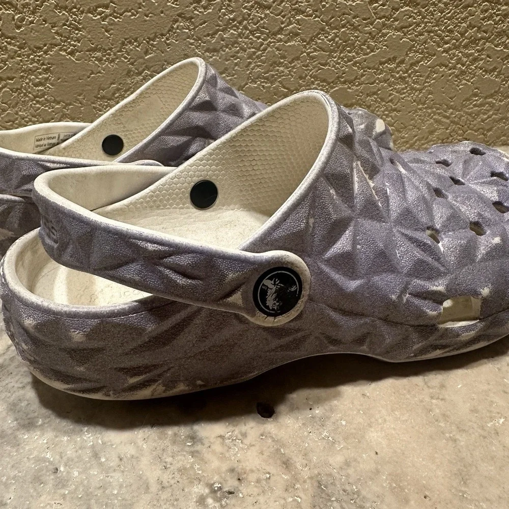 Crocs Metallic Purple Geometric Girls' Sparkly J3‎ (Big Kids) Sandals Slip On